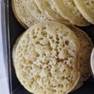 Baghrir tradicional, crepes de los mil agujeros, en caja gourmet Samirarte con tarrina de Amlou