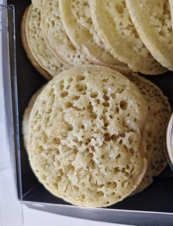 Baghrir tradicional, crepes de los mil agujeros, en caja gourmet Samirarte con tarrina de Amlou